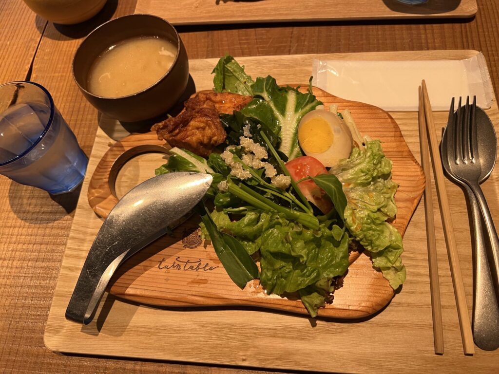 渋谷Turn Tableターンテーブルのサラダビュッフェと豚汁